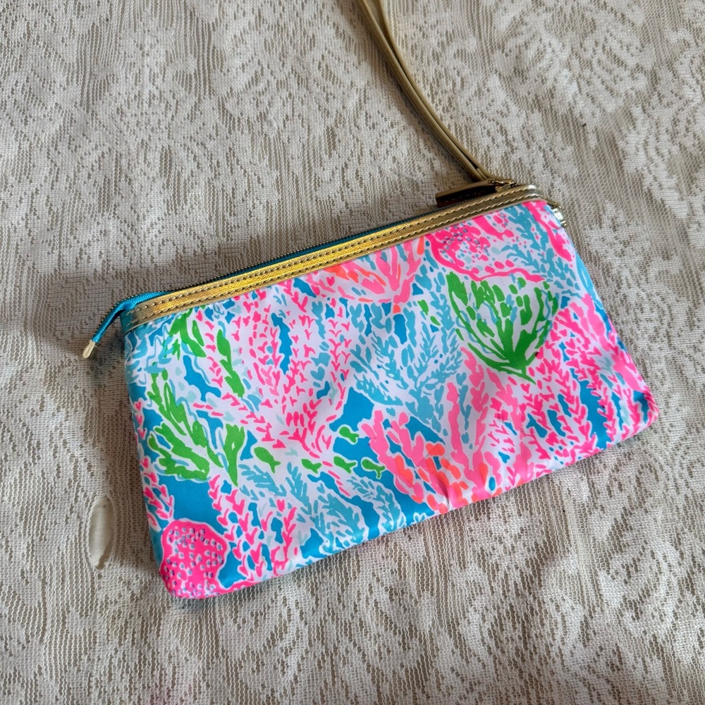 Lilly Pulitzer Toosie wristlet in “let’s cha cha cha” - Picture 3 of 8